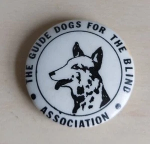 Vintage c1970s Guide Dogs For The Blind Association German Shepherd Tin Badge - Bild 1 von 2