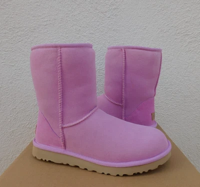 UGG WILDFLOWER РОЗОВЫЙ КЛАССИЧЕСКИЙ КОРОТКИЕ II ЗАМШИ/ОВЧИНЫ БОТИНКИ, США 9/ EUR 40 ~ НОВЫЙ В КОРОБКЕ - Изображение 1 из 4