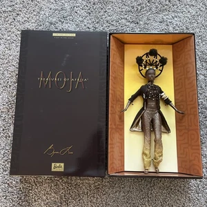 Nuovo - 2001 Moja Barbie di Byron Lars #50826 Collezione Treasures of Africa - Foto 1 di 6