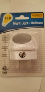 Automatic Light Sensing Led Night Light 360 Degree Rotating Spot WH PLUG IN 2 PK - Picture 1 of 4