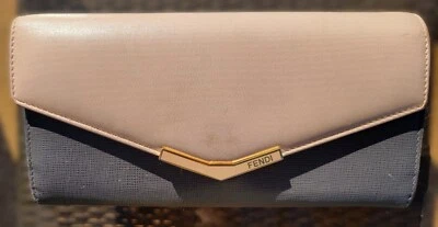 Cartera continental Fendi sobre de cuero rosa/gris apagado Foto 1 de 4