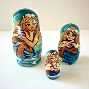 Sirena Russian Matreshka Nesting Dolls Set di 3 decorazioni mare costiero G. DeBrekht - Foto 1 di 14