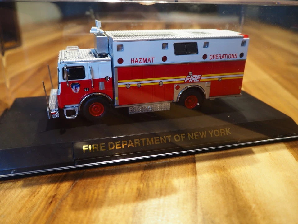 Code 3 FDNY 1:64 Limited Edt. Mack HAZMAT Operations - Bild 1 von 4