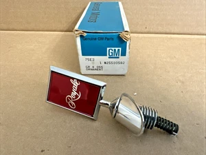 Nuevo de Lote Antiguo GM 86-88 Oldsmobile Delta 88 Royale Cromo Capucha Adorno y Base 25530582 - Imagen 1 de 24