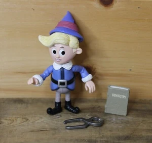 2000 Rudolph & The Island Of Misfit Toys Hermey With Accessories Playing Mantis - Picture 1 of 6