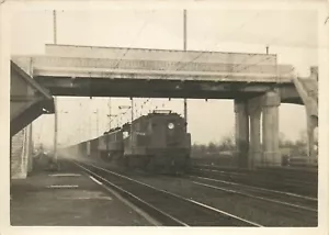 Foto Tren 5x7 Ferrocarril Locomotora Eléctrica Pasando Bajo Puente - Imagen 1 de 1