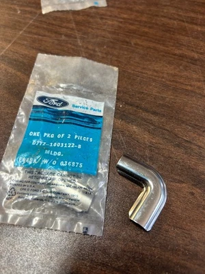 Camión Ford F100/F350 1977-1979 esquina superior molduras parabrisas D7TZ-10030A42-B Foto 1 de 3