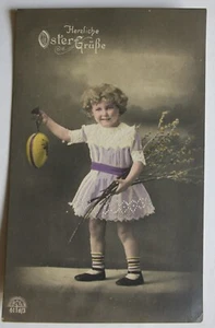 AK Herzliche OSTERGRÜSSE, Kind mit Kätzchenstrauss und Osterei,koloriert - Bild 1 von 2