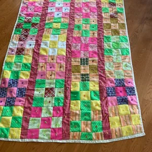 Edredón de retazos vintage hecho a mano atado multicolor ligero manta de abuela - Imagen 1 de 8