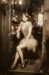 Roaring Twenties Vintage 1920's Photo of Flapper Woman in Speakeasy 80 Gatsby - Bild 1 von 2