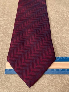 Kenneth Cole Seidenkrawatte - rot Satin 3,75" Fischgrätmuster spitz Business gebraucht, in einwandfreiem Zustand - Bild 1 von 5