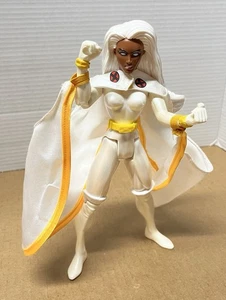 Modellino vintage 1997 Toy Biz Marvel Universe Storm 10" con mantello e cintura - Foto 1 di 11