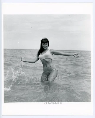 Foto original Bunny Yeager - sexy chica pinup Bettie Page - pastel de queso 8x10 u200093 Foto 1 de 2