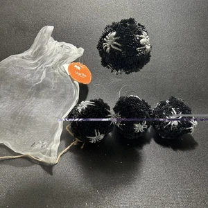 Martha Stewart Dekor 4 hängende schwarze Kugeln mit silbernen Spinnen Rarität neu im Beutel mit Etikett - Bild 1 von 8