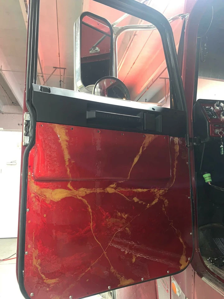 Freightliner Classic / Freightliner FLD 120. 1997 - 2007. 2 дверные панели смола.  - Изображение 1 из 4