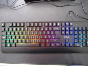 Neue TRUST Mehrfarbige Gaming-Tastatur mit LED-Beleuchtung Spritzwasserschutz - Bild 1 von 5