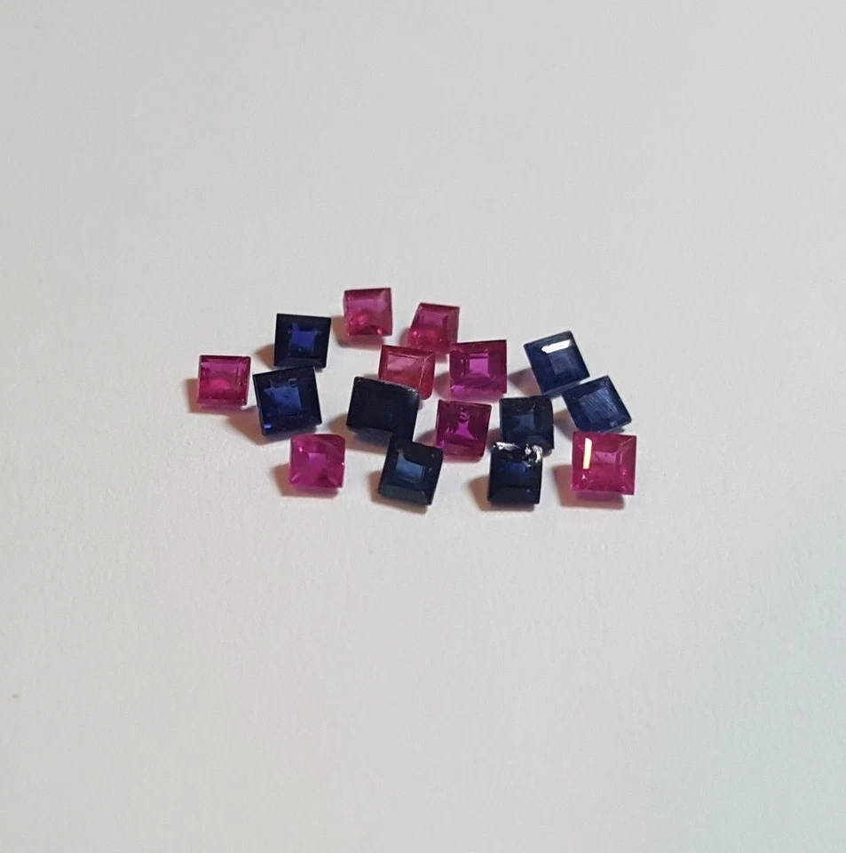 Rubíes rojos naturales corte princesa y zafiros azules.  Foto 1 de 1