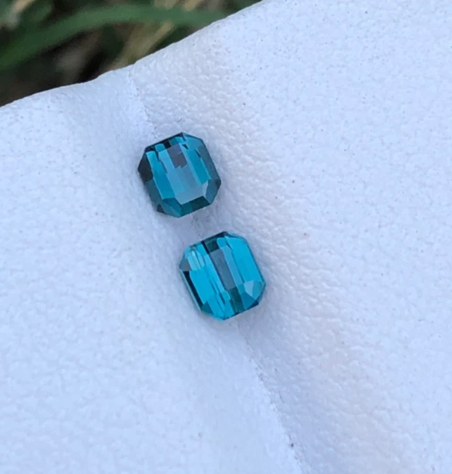 天然 Indicolite 蓝色碧玺一对,翡翠切割,手工刻面 — 第 1/4 张图片