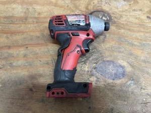 Milwaukee M18 COMBUSTIBLE 18V 1/4" Destornillador de impacto hexagonal 2656-20 (solo herramienta) Taladro rojo - Imagen 1 de 7