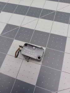 Akai GX-280D Used Parts. Omron V-1A44 5A 125-250VAC micro switch - Picture 1 of 2