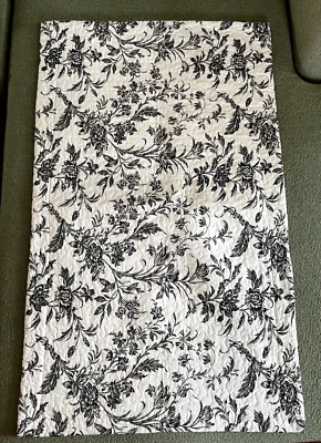 Almohada acolchada ámbar Laura Ashley 1 floral blanco y negro Toile King Foto 1 de 4