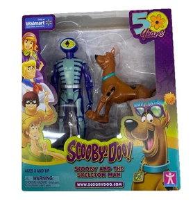 Scooby Doo 50 anni Scooby-Doo & The Skeleton Man 2 figure Walmart esclusivo NUOVO - Foto 1 di 4