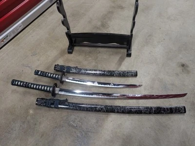 Juego de Espadas Katana y Wakizashi con Soporte - Hojas Decorativas Foto 1 de 4