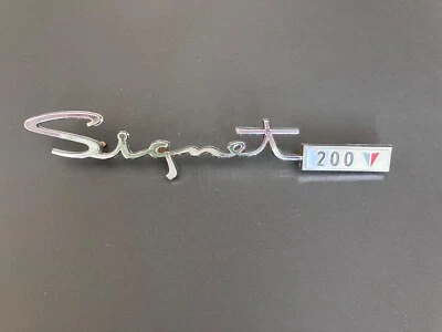 Placa de identificação Plymouth Valiant Signet 200 Fender emblema 2417703 anos 1963-1966 - Imagem 1 de 4