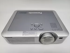 Proyector LCD Panasonic PT-LC56U - 1037 horas de lámpara - ¡Probado con imagen nítida funciona! - Imagen 1 de 12