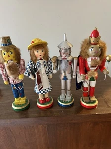 Schiaccianoci Mago di Oz Orizzonti Est Michael Wolf Dorothy Lion Tinman Spaventapasseri - Foto 1 di 13