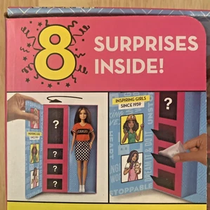 Barbie Sorpresa Carrera Muñeca Morena + 2 Trajes de Carrera + 8 Sorpresas NUEVO en Caja - Imagen 1 de 7
