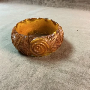 Geschnitzter bernsteinfarbener Kunststoff Armreif Armband breites Design Blumen und Blätter - Bild 1 von 5