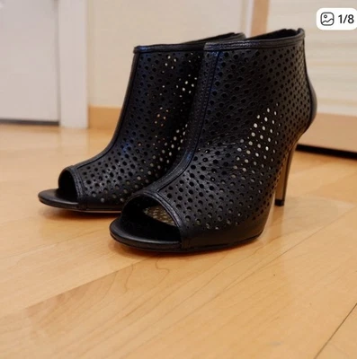 Botas peep-toe Banana Republic pretas perfuradas, tamanho 6.5, excelente estado - Imagem 1 de 4