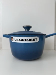 Le Creuset Gusseisen Einhand Kochtopf 16 cm 6,3 Zoll emaillierter Topf mit Deckel - Bild 1 von 8