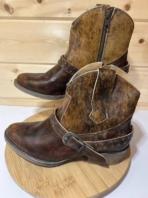 Botín Sterling River para mujer desgastado con hebilla de pelo de vaca y tachuelas cremallera talla 10M Foto 1 de 4