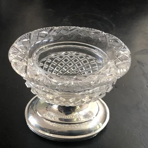 Antico vaso ovale francese in vetro tagliato a mano su base in argento sterling. - Foto 1 di 13