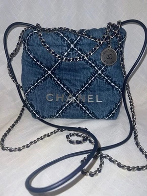 Bolsa tiracolo nova sem etiquetas $6500 Chanel 22 mini acolchoada azul denim alça de ombro - Imagem 1 de 4