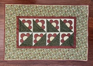 Gesteppter applizierter Wandbehang Gänseblümchen Blumenkorb rot grün 34 x 22" Stabtasche - Bild 1 von 7
