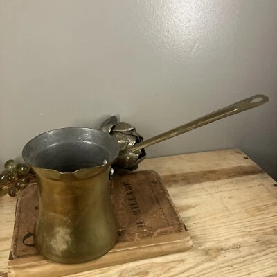 Antigua cafetera turca vintage de latón con mango largo #6 Foto 1 de 4