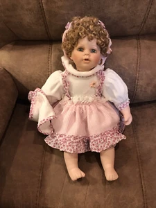 Ashley Belle 15 Zoll Porzellanpuppe mit rosa Kleid blonde Haare braune Augen  - Bild 1 von 9