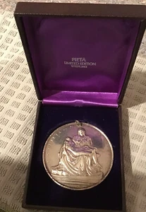 ASCIUGAMANO MEDAGLIA ARTE ARGENTO STERLING MICHELANGELO PIETA MONETA SCATOLA ORIGINALE - Foto 1 di 4