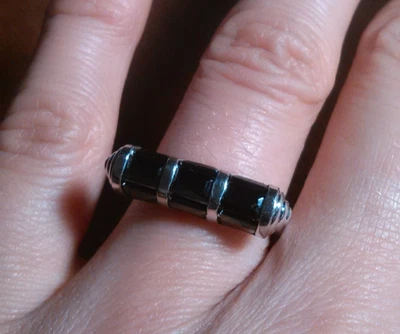 Anillo de latón de lujo de diamantes negros simulados (talla 7) Foto 1 de 4