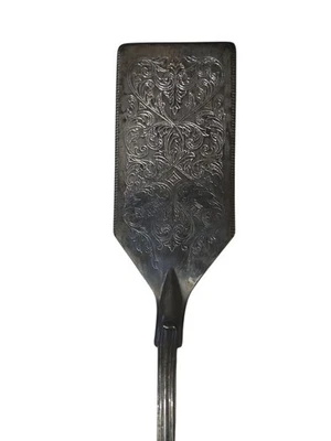 Espátula grande para servir vintage con patrón de reyes de plato de plata grabada ornamentada Foto 1 de 4