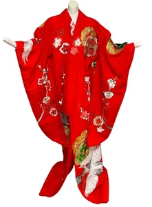 Kimono giapponese Uchikake rosso fiori ricamo motivo gru usato - Foto 1 di 13
