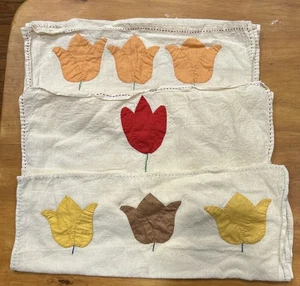 Handgesehene applizierte Tulpe Küchentücher. Konvolut 3 - Bild 1 von 5
