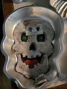Wilton Smiling Skull Cake Pan 2105-2057 Halloween Skeleton Vampire