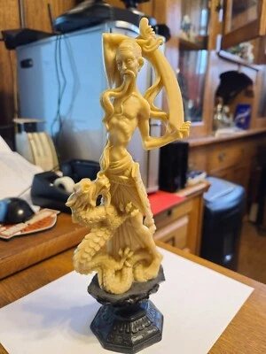 Estatua de resina tallada china/japonesa, guerrero con espada luchando contra un pequeño dragón Foto 1 de 4