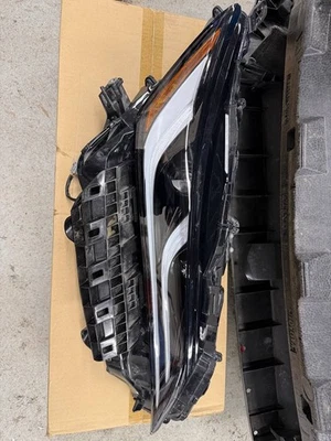 Faro lateral derecho Toyota Venza 2021-2024 OEM 8111048J30, 81110-48J30 Foto 1 de 4