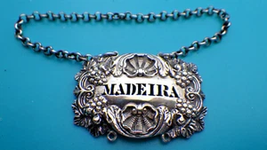 Ein georgisches schwer gegossenes Silber ""MADEIRA"" Dekanter Weinetikett, um 1825 - Bild 1 von 3