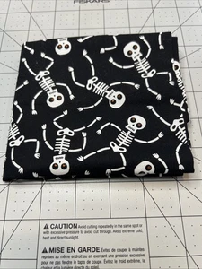 Neu schwarz Baumwolle Halloween Druck Stoff/weiße Skelette Create It FQ 18”x22” - Bild 1 von 1